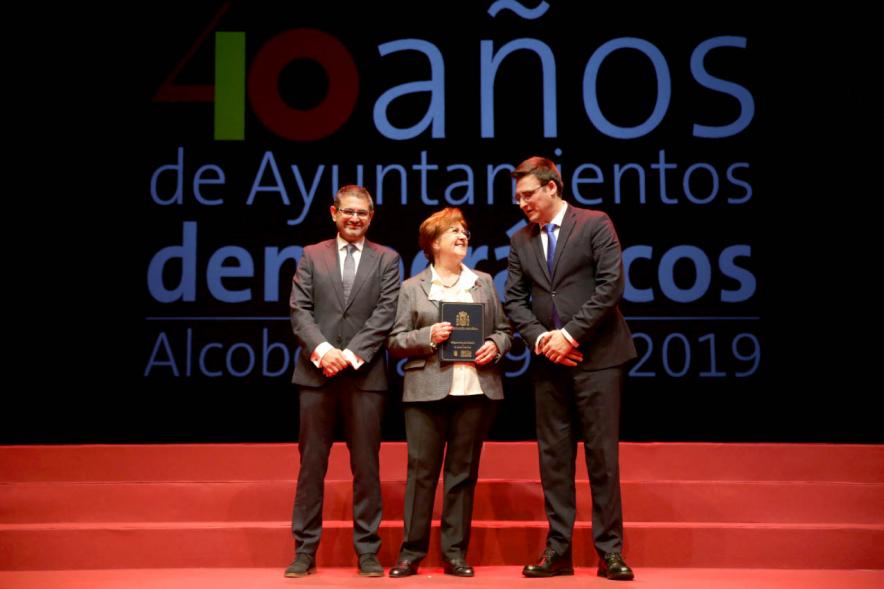 Alcalde Sánchez Acera y Concejal con uno de los lectores del acto