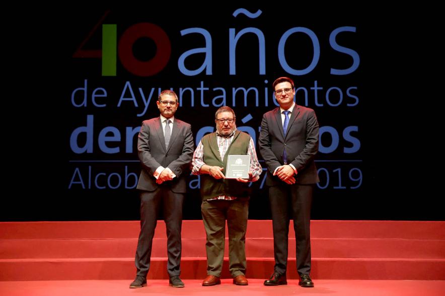 Alcalde Sánchez Acera y Concejal con uno de los lectores del acto