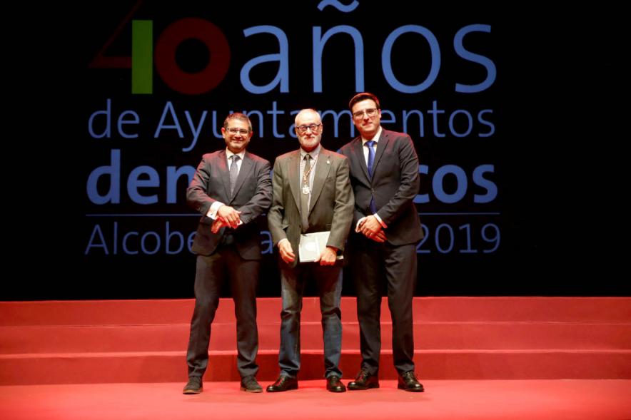 Alcalde Sánchez Acera y Concejal con uno de los lectores del acto