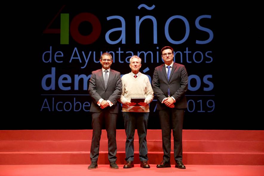 Alcalde Sánchez Acera y Concejal con uno de los lectores del acto