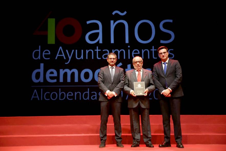 Alcalde Sánchez Acera y Concejal con uno de los lectores del acto