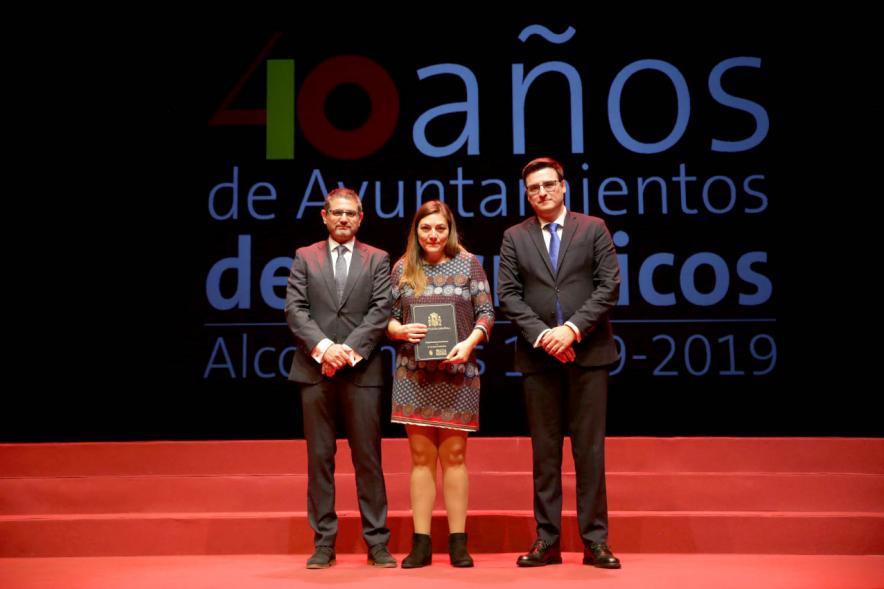 Alcalde Sánchez Acera y Concejal con uno de los lectores del acto