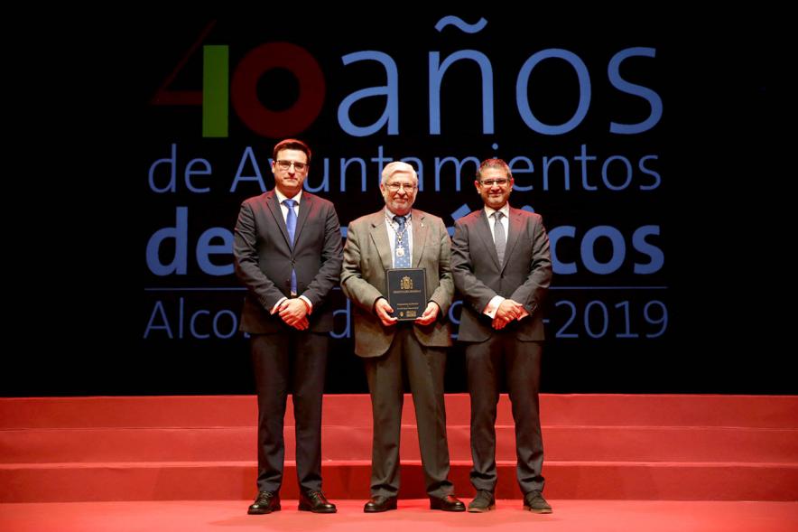 Alcalde Sánchez Acera y Concejal con uno de los lectores del acto