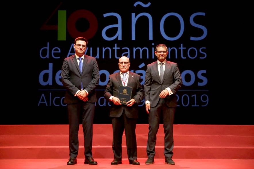 Alcalde Sánchez Acera y Concejal con uno de los lectores del acto
