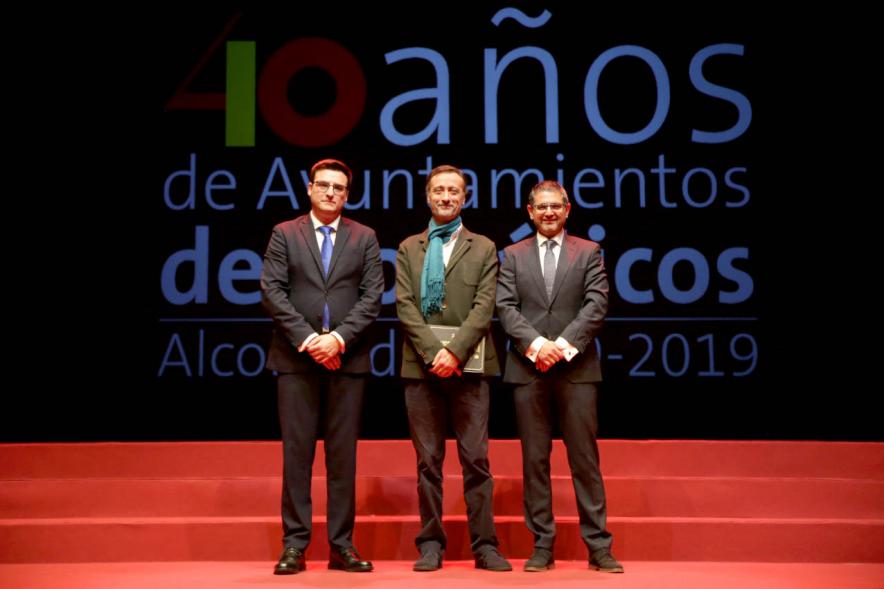 Alcalde Sánchez Acera y Concejal con uno de los lectores del acto