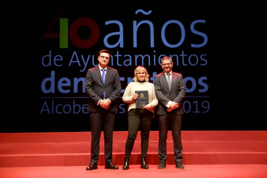 Alcalde Sánchez Acera y Concejal con uno de los lectores del acto