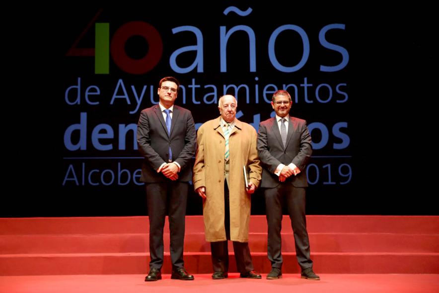 Alcalde Sánchez Acera y Concejal con uno de los lectores del acto