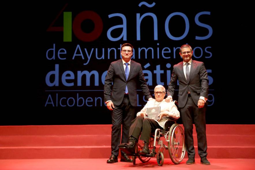 Alcalde Sánchez Acera y Concejal con uno de los lectores del acto