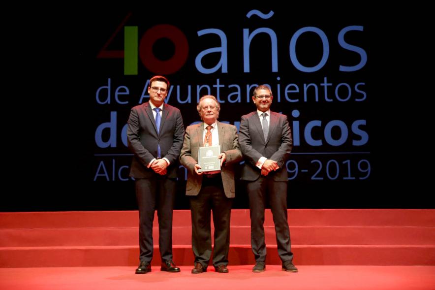 Alcalde Sánchez Acera y Concejal con uno de los lectores del acto