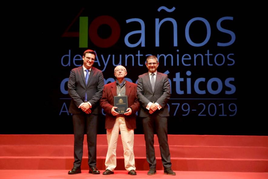 Alcalde Sánchez Acera y Concejal con uno de los lectores del acto
