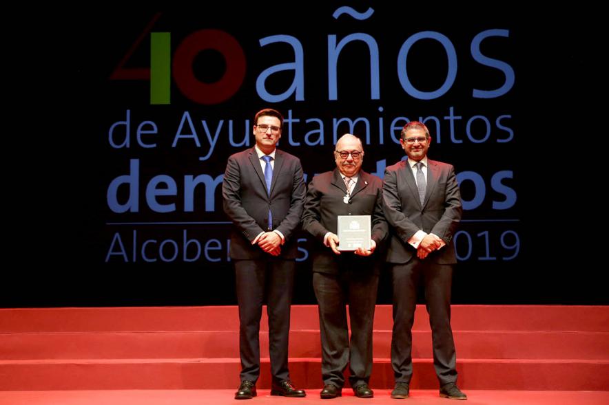 Alcalde Sánchez Acera y Concejal con uno de los lectores del acto