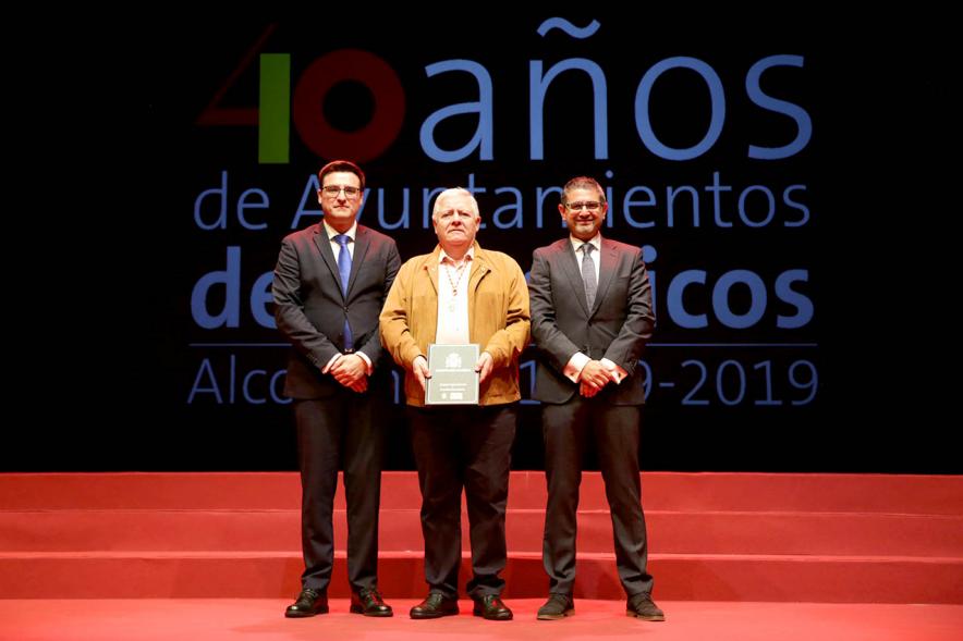 Alcalde Sánchez Acera y Concejal con uno de los lectores del acto