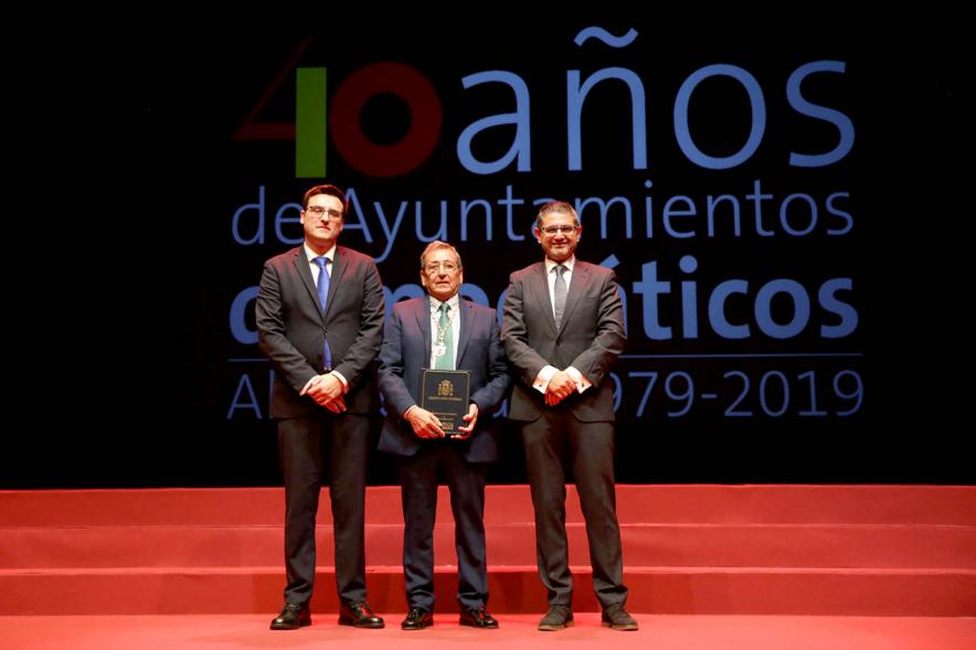 Alcalde Sánchez Acera y Concejal con uno de los lectores del acto