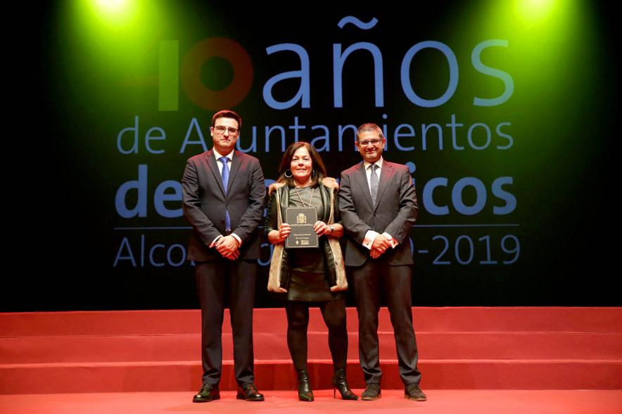 Alcalde Sánchez Acera y Concejal con uno de los lectores del acto
