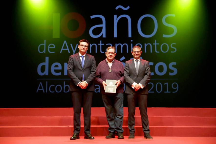Alcalde Sánchez Acera y Concejal con uno de los lectores del acto