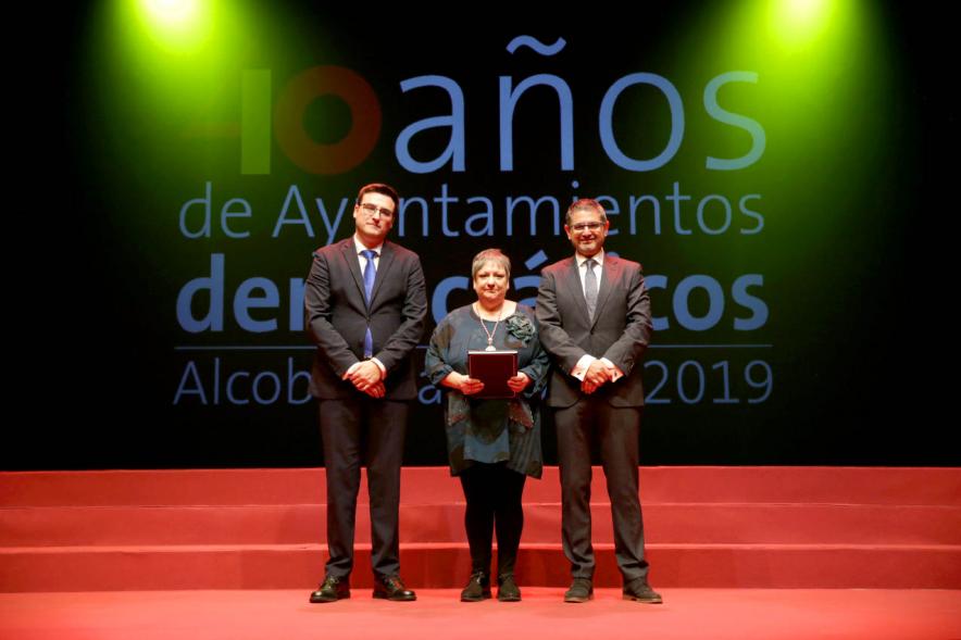 Concejal y alcalde con uno de los lectores del acto