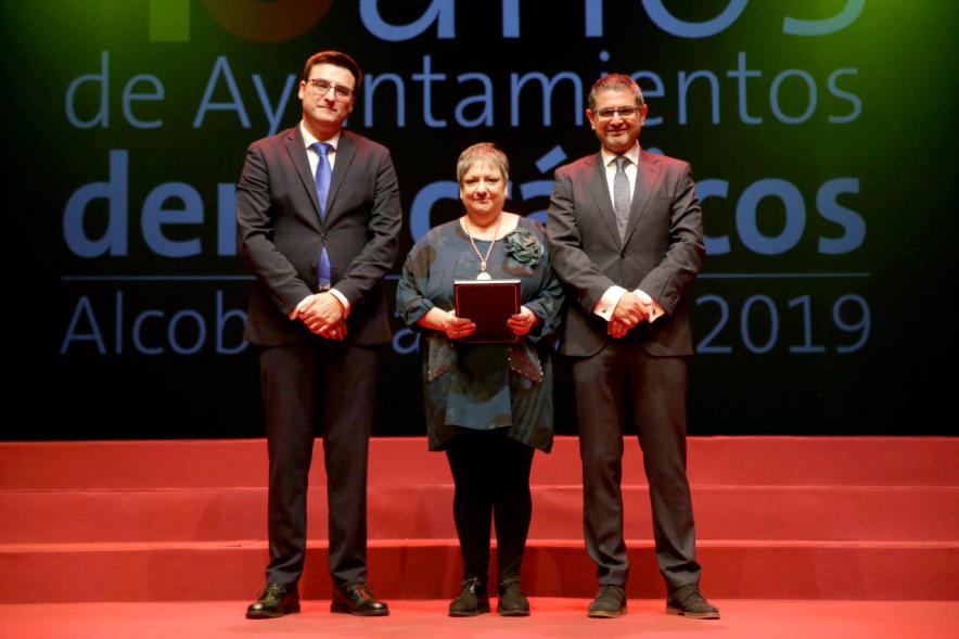 Alcalde Sánchez Acera y Concejal con uno de los lectores del acto