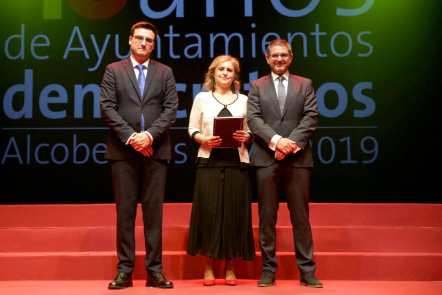 Alcalde Sánchez Acera y Concejal con uno de los lectores del acto