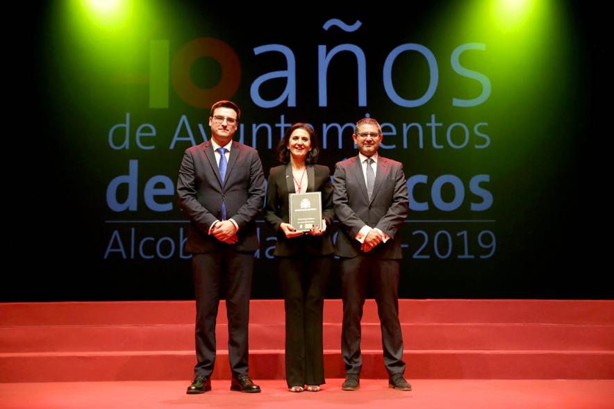 Alcalde Sánchez Acera y Concejal con uno de los lectores del acto