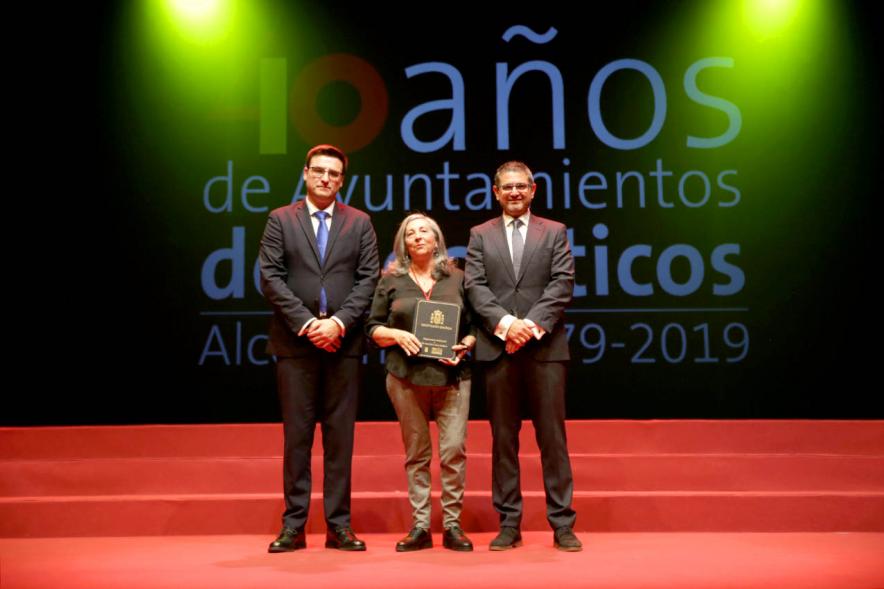 Concejal y alcalde con uno de los lectores del acto