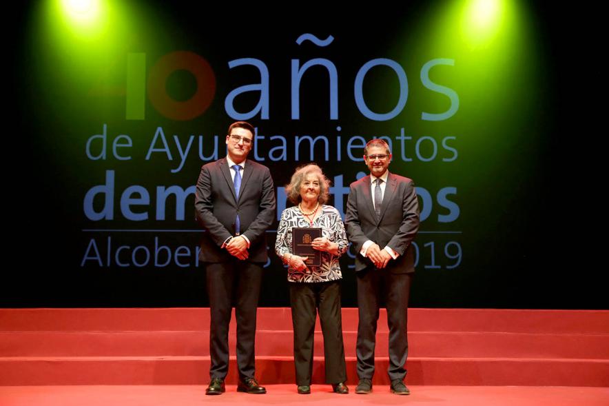 Alcalde Sánchez Acera y Concejal con uno de los lectores del acto