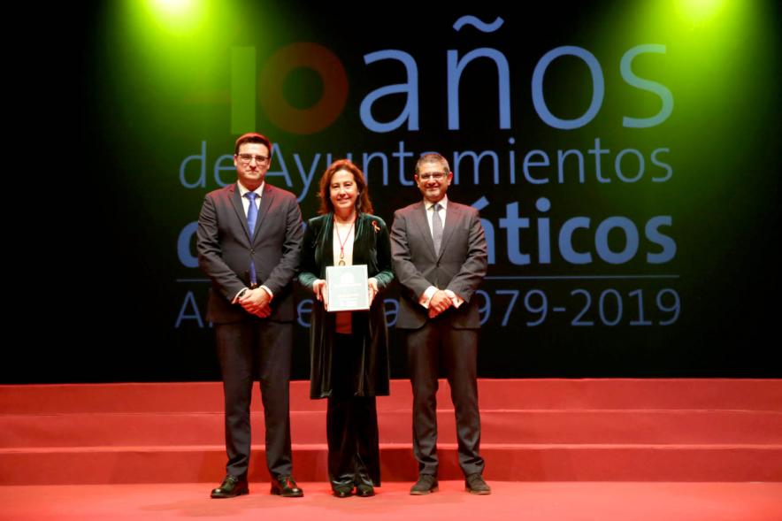 Alcalde Sánchez Acera y Concejal con uno de los lectores del acto