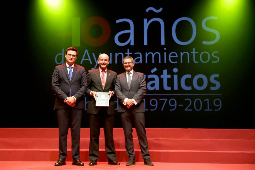 Alcalde Sánchez Acera y Concejal con uno de los lectores del acto