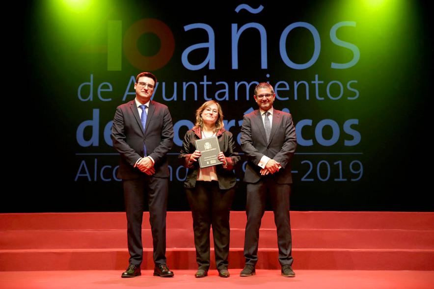 Alcalde Sánchez Acera y Concejal con uno de los lectores del acto
