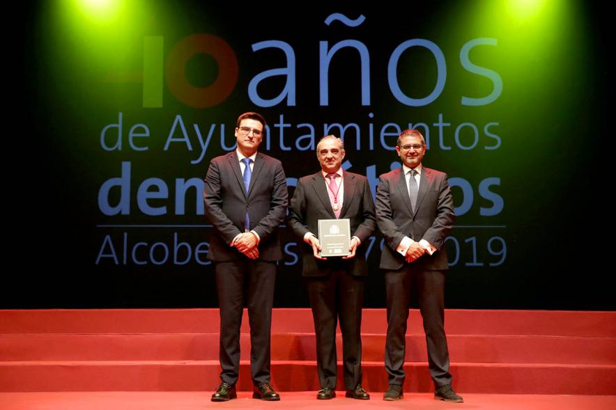 Alcalde Sánchez Acera y Concejal con uno de los lectores del acto
