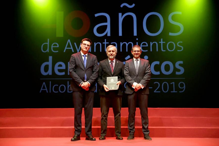 Alcalde Sánchez Acera y Concejal con uno de los lectores del acto