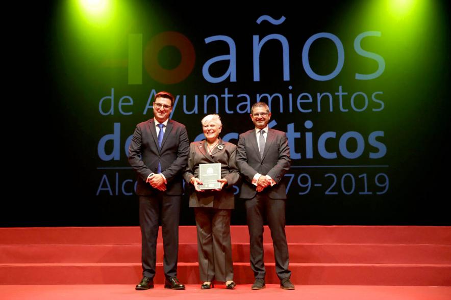 Alcalde Sánchez Acera y Concejal con uno de los lectores del acto