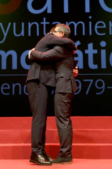 Alcalde Sánchez Acera y Concejal Miguel Ángel Arranz Molins fundidos en un abrazo