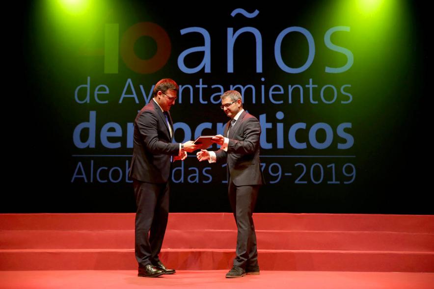 Alcalde Sánchez Acera y Concejal Arranz Molins observan un ejemplar de la constitución en el escenario del acto