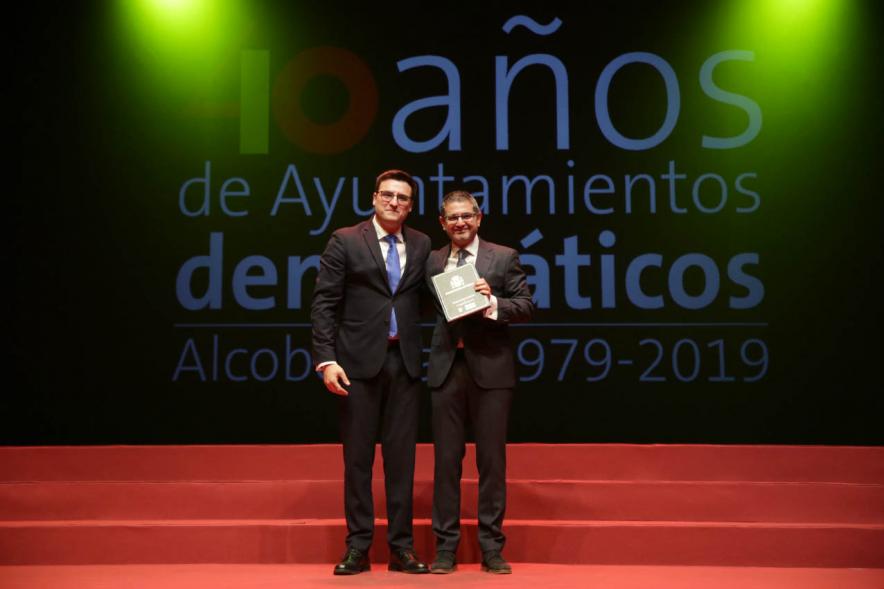 Alcalde Sánchez Acera y Concejal Arranz Molins posan con ejemplar de la constitución