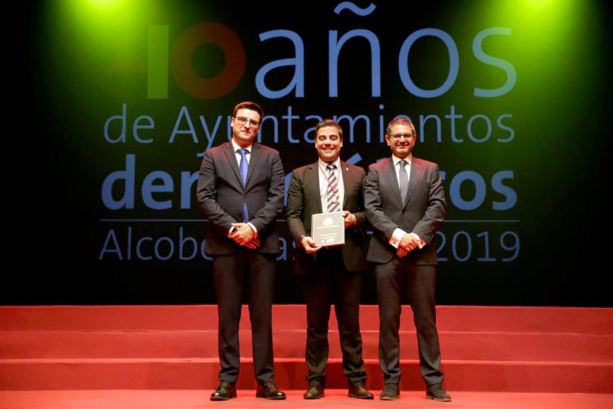 Alcalde Sánchez Acera y Concejal con uno de los lectores del acto