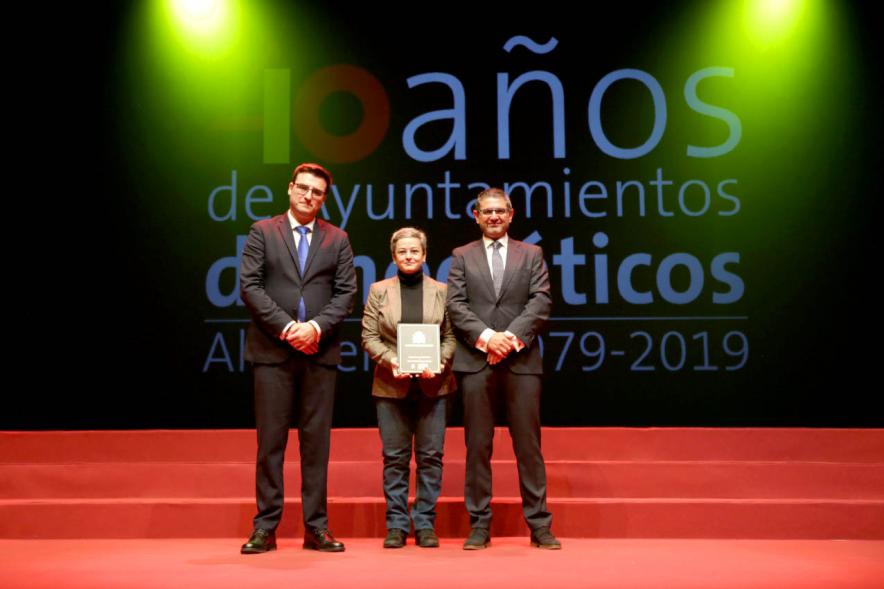 Alcalde Sánchez Acera y Concejal con uno de los lectores del acto