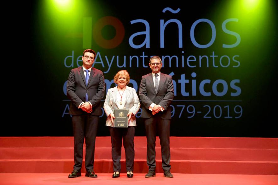 Alcalde Sánchez Acera y Concejal con uno de los lectores del acto