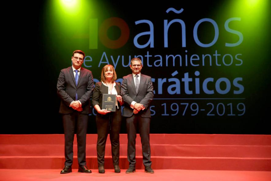 Alcalde Sánchez Acera y Concejal con uno de los lectores del acto