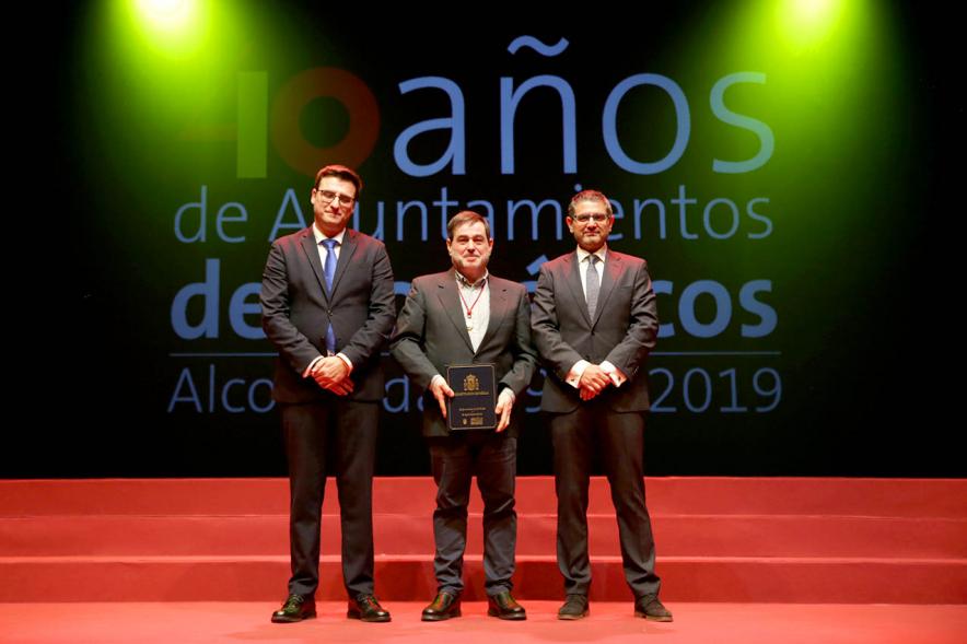 Alcalde Sánchez Acera y Concejal con uno de los lectores del acto