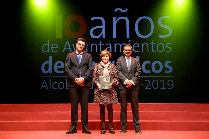 Alcalde Sánchez Acera y Concejal con uno de los lectores del acto