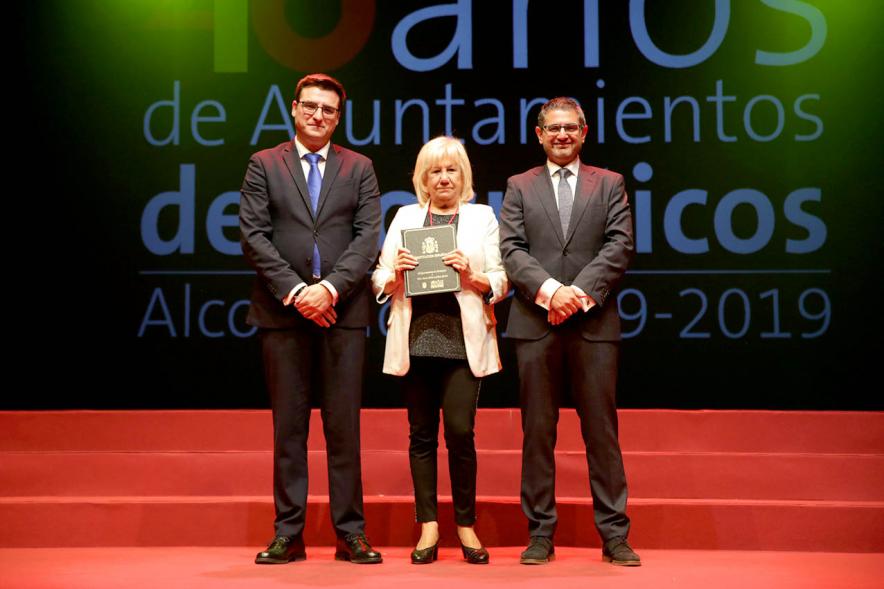 Alcalde Sánchez Acera y Concejal con uno de los lectores del acto