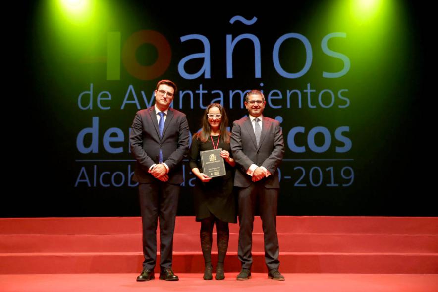 Alcalde Sánchez Acera y Concejal con uno de los lectores del acto