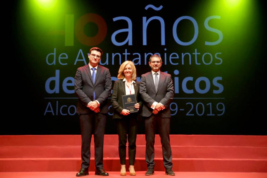 Alcalde Sánchez Acera y Concejal con uno de los lectores del acto