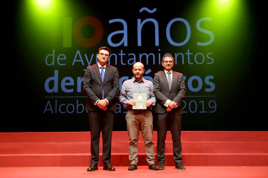 Alcalde Sánchez Acera y Concejal con uno de los lectores del acto