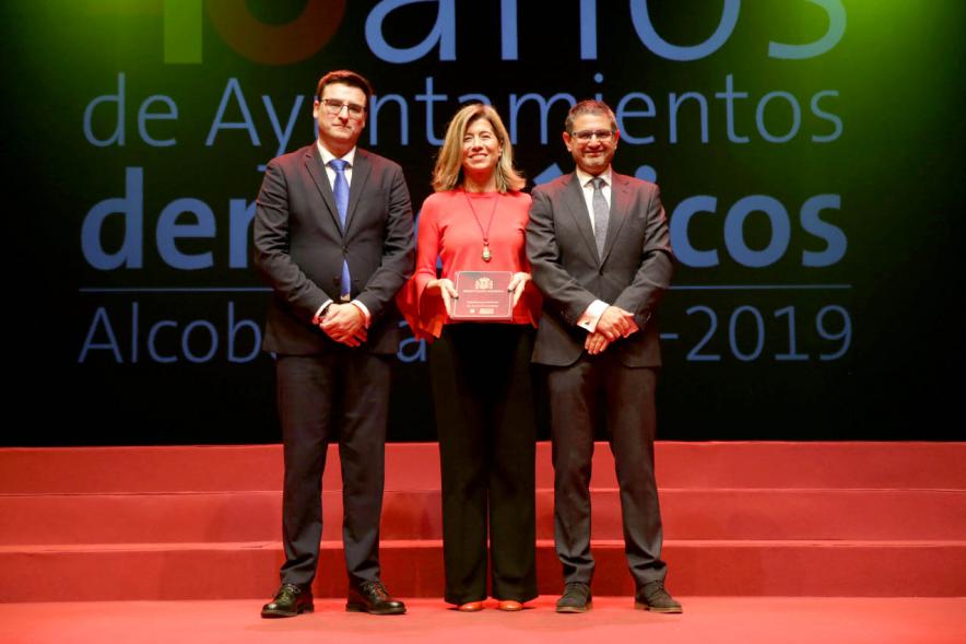 Alcalde Sánchez Acera y Concejal con uno de los lectores del acto