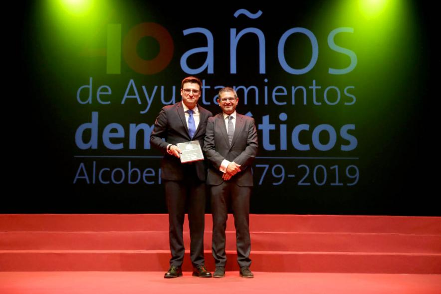 Alcalde Sánchez Acera y Concejal con uno de los lectores del acto