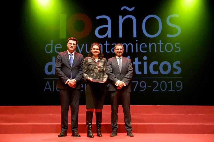 Alcalde Sánchez Acera y Concejal con uno de los lectores del acto