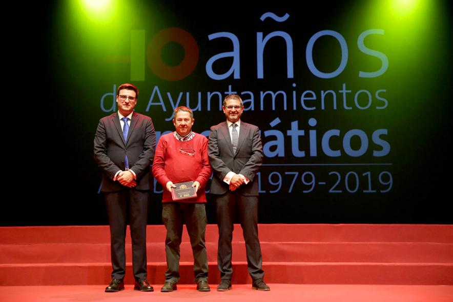 Alcalde Sánchez Acera y Concejal con uno de los lectores del acto