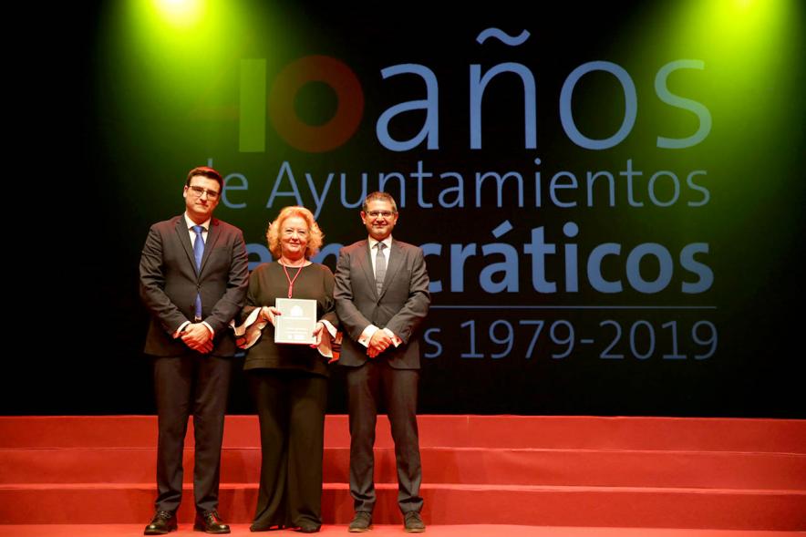Alcalde Sánchez Acera y Concejal con uno de los lectores del acto