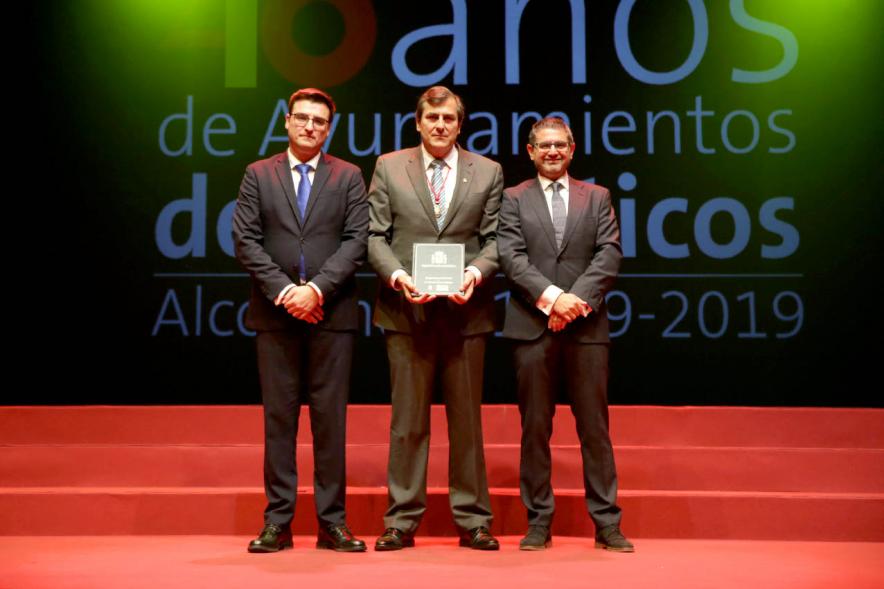 Alcalde Sánchez Acera y Concejal con uno de los lectores del acto